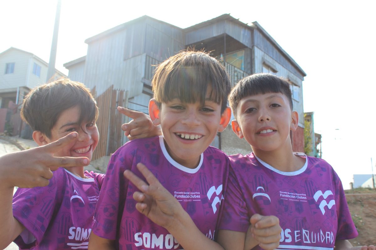Niños de una escuela social y deportiva